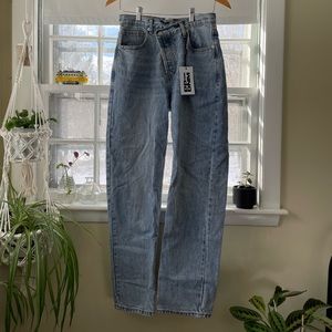NEW WITH TAGS! holly asymmetric straight leg jeans light wash